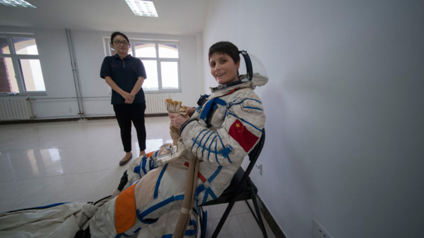 ESA astronaut Samantha Cristoforetti in a Chinese pressure suit during training with Chinese colleagues to practice sea survival off Chinau2019s coastal city of Yantai. / Internet photo