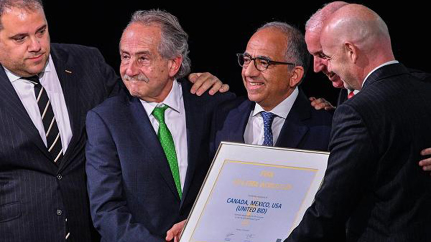 FIFA president Gianni Infantino (R) poses with the United 2026 bid representatives (Canada, US, Canada, Mexico) after being awarded to host the 2026 World Cup. Net photo