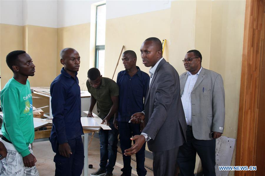 Emile Abayisenga (2nd R), principal of IPRC-Musanze, and chairman of Musanze District council, instructs students at a workshop in the college. (Xinhua/Lyu Tianran)