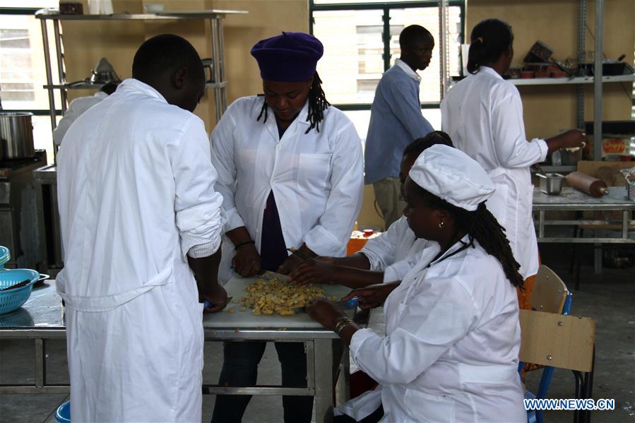 Students learn food processing at a workshop in PRC-Musanze. (Xinhua/Lyu Tianran)