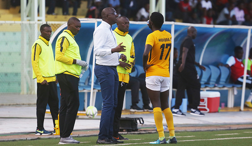 Mukura Victory Sports head coach Francis Haringingo speaks to Bertrand Iradukunda during the match. Sam Ngendahimana.