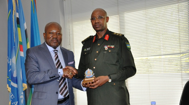 The EIFORCES director general, Brigadier General Andru00e9 Patrice Bitote (L) exchanges token of appreciation with the director of the Rwanda Peace Academy, Col. Jill Rutaremara. / Ru00e9gis Umurengezi