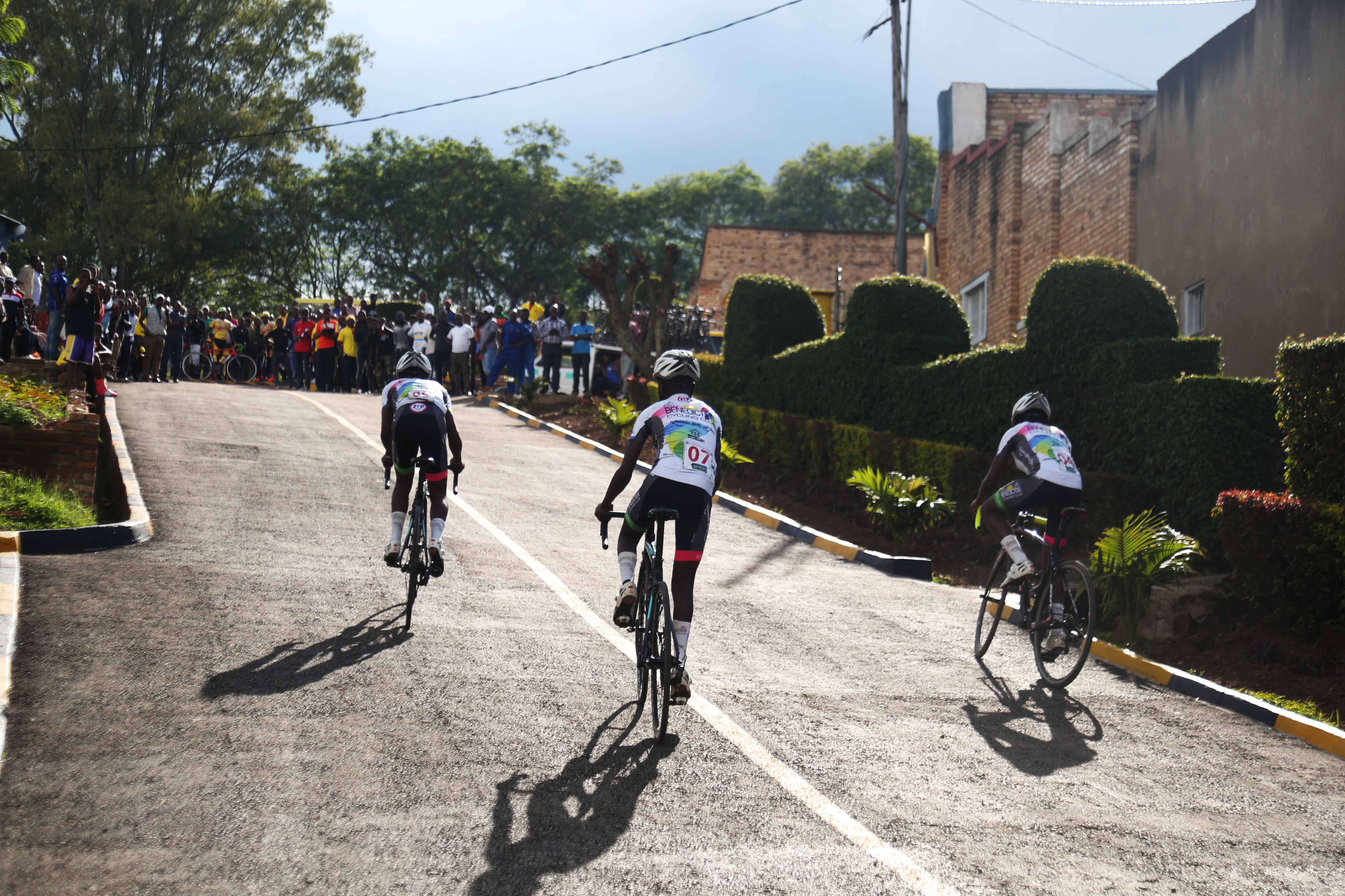 Diane Ingabire was crowned as the winner of the 5th Rwanda Cycling Cup last Saturday. Sam Ngendahimana