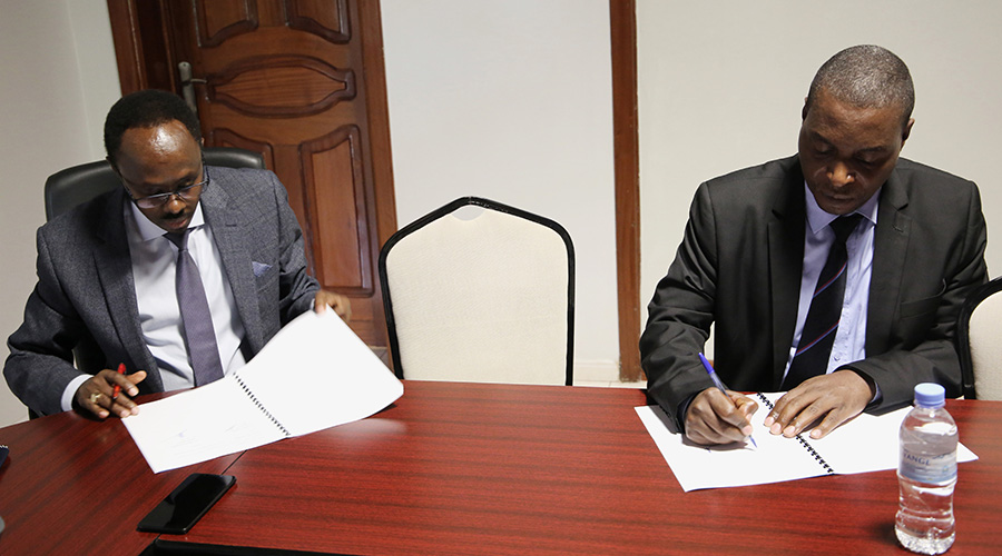 Executive Director of Legal Aid Works, Andrew Kananga, and Rwanda Media Commission boss, Cleophas Barore, sign the agreement in Kigali on 25 June 2020. 