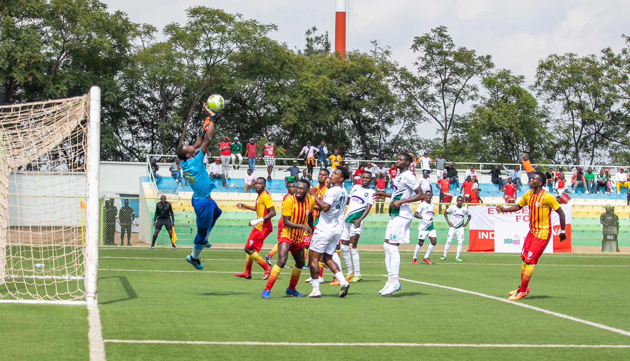 Etincelles FC's stopper tries to save during the game